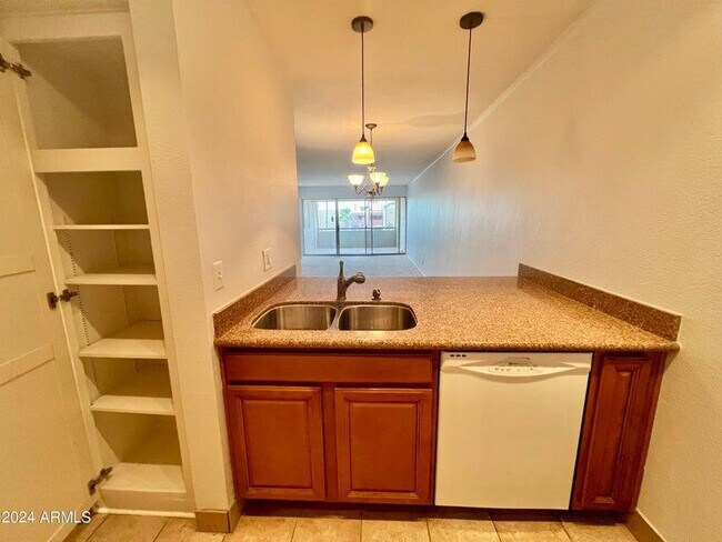 Foto del edificio - 7625 E Camelback Rd