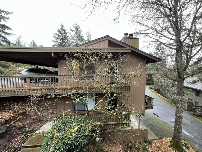 Foto del edificio - Newly Renovated 1Bd + 1Ba Condo in West Haven-Sylvan! No Stairs, Direct Access, Parking + Pool, S...