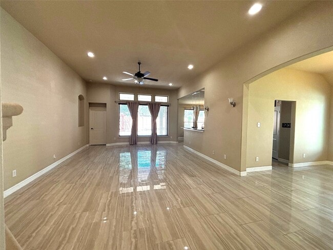 Foto del edificio - 4211 Mill Oak Dr