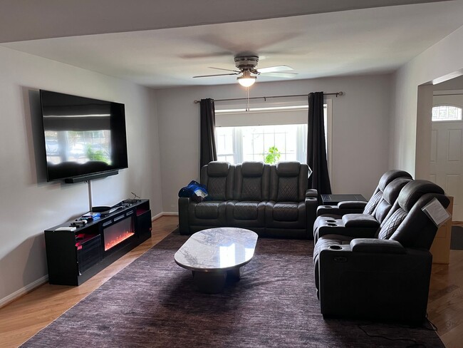 Building Photo - Updated Townhouse In Saratoga