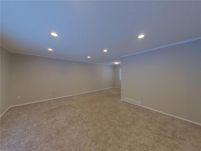 Building Photo - 13101 Thomas Ave