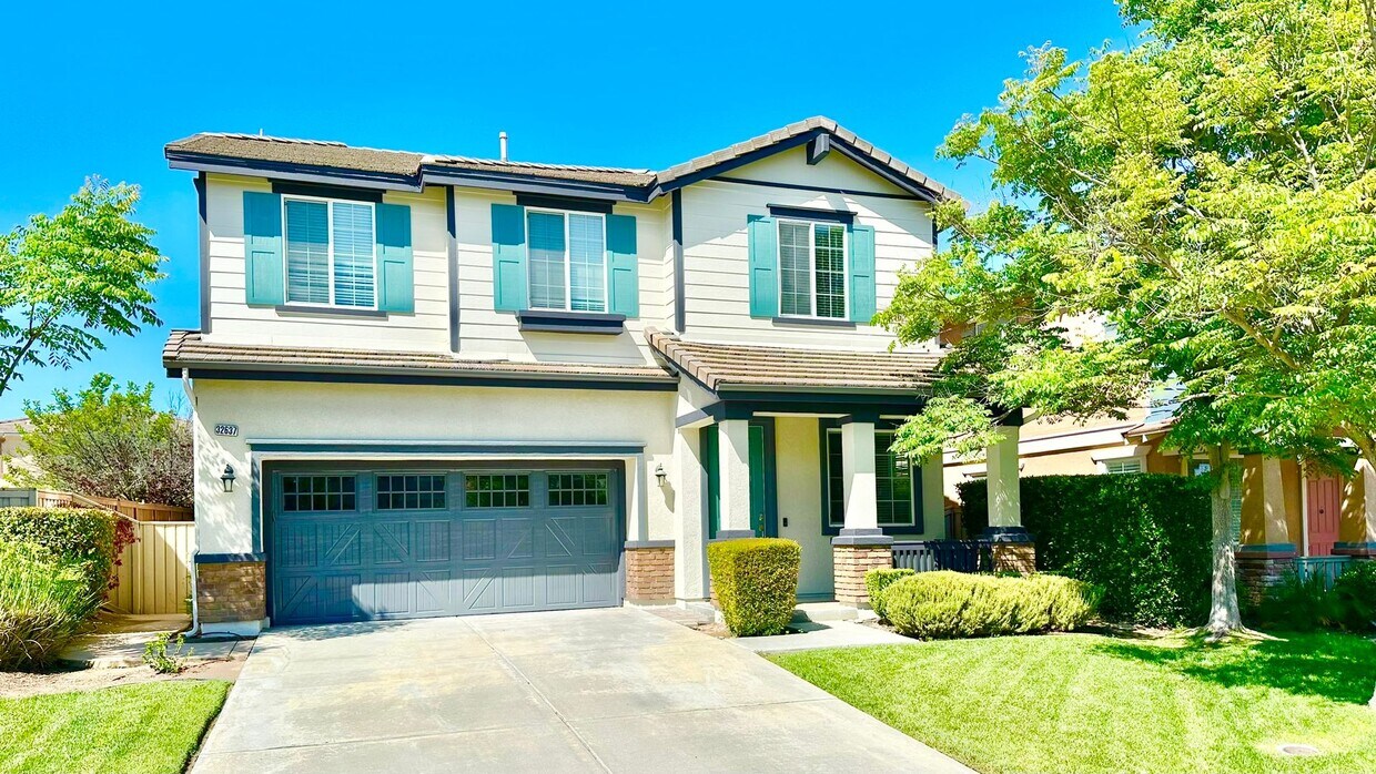 Primary Photo - Beautiful Two-Story Home in the Desirable ...