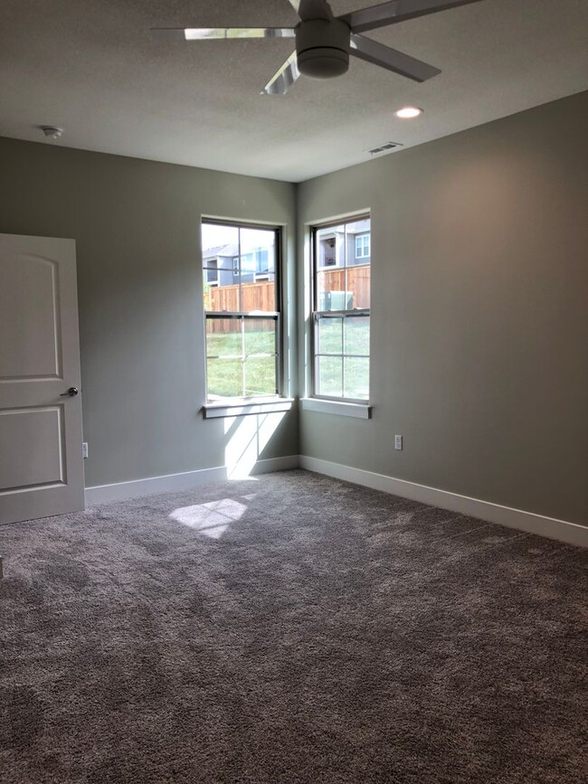 Building Photo - 2 br/2 bath single family home with garage