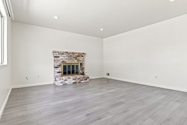 Foto del edificio - 745 Cedar Dr