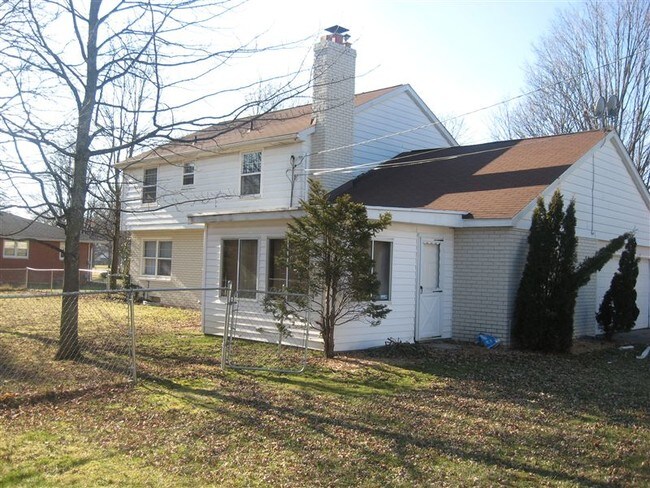 Building Photo - 2310 Peale Dr