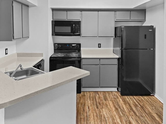 2 BR, 2BA - Kitchen - West University Gardens