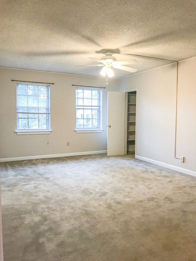 Building Photo - Summerville Townhome with Fully Equipped K...