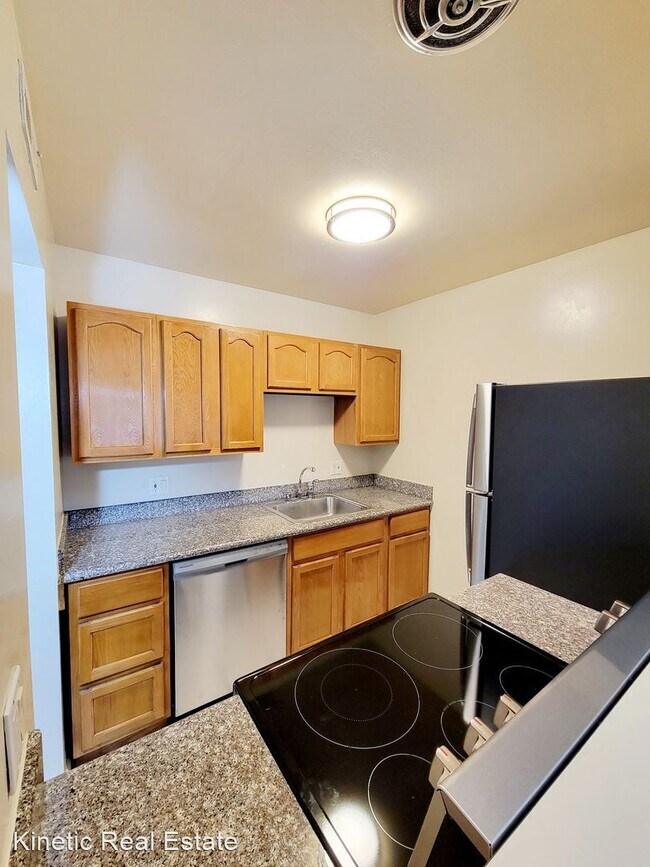 Building Photo - 1 br, 1 bath House - 440 N. Civic Dr. #406