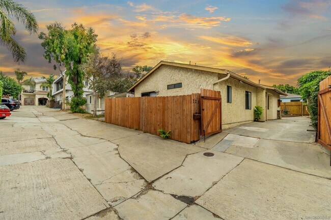 Building Photo - 721 Glenview Ln