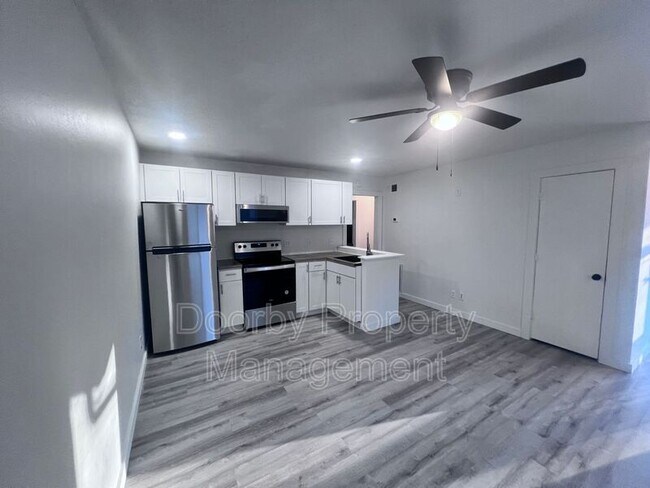 Building Photo - 903 Forest Dale Ln