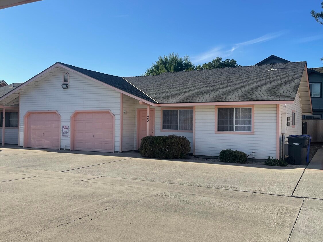 Foto principal - 245 Almond Ave