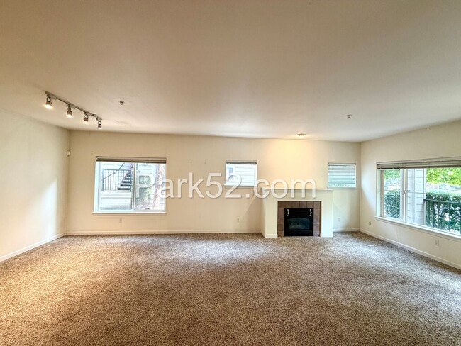 Building Photo - 2 Bedroom Plus Office Condo in DuPont!
