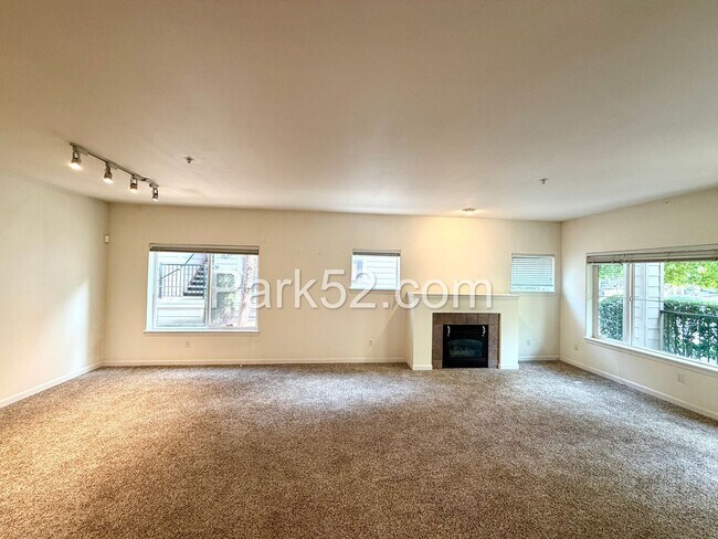Foto del edificio - 2 Bedroom Plus Office Condo in DuPont!