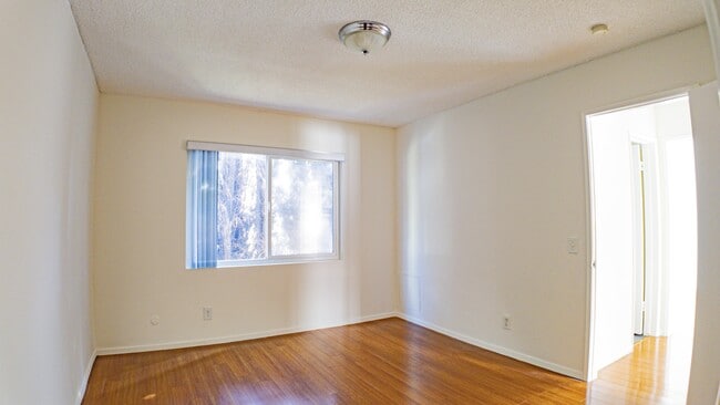 Building Photo - 447 W Elk Ave