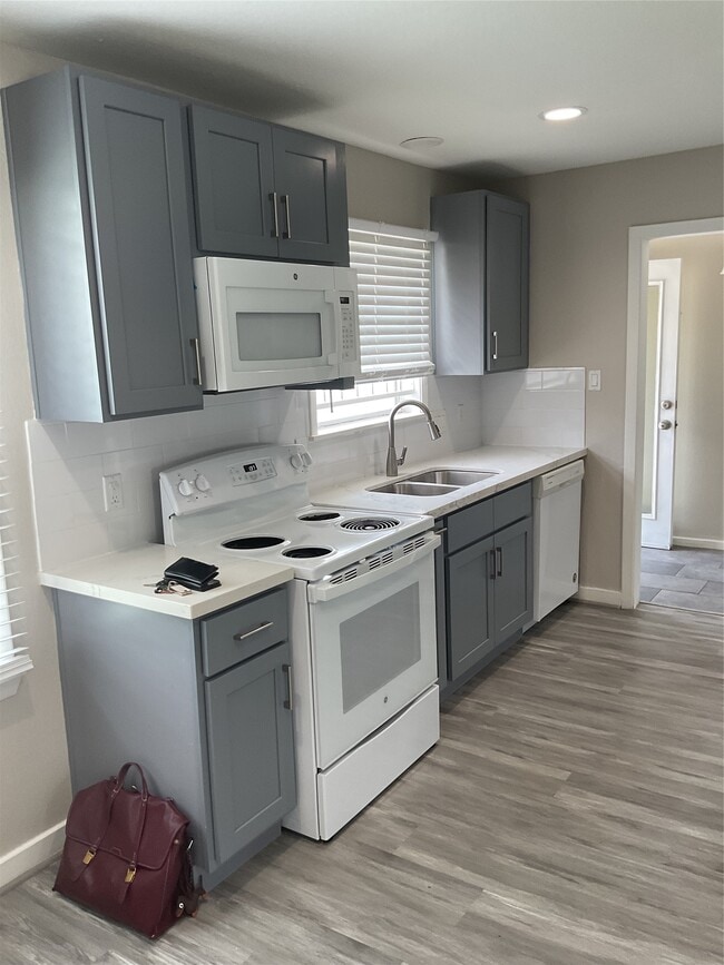 Building Photo - 2023 Antoine Dr