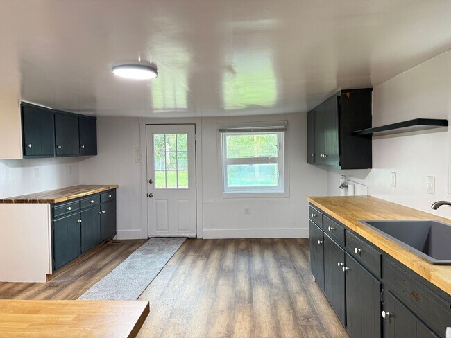 Building Photo - Newly Renovated 3 Bedroom 1.5 Bathroom Hom...