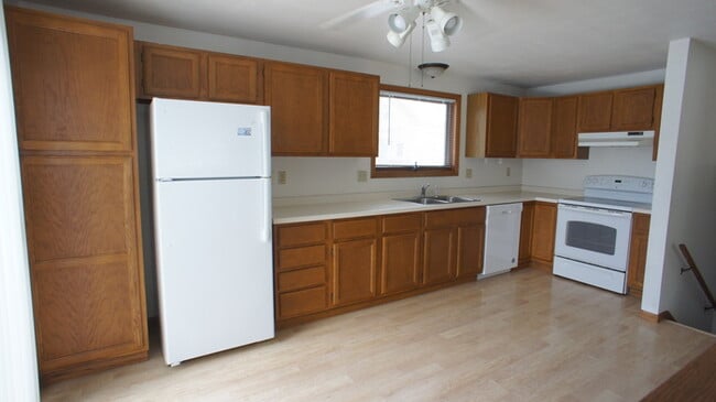 Building Photo - 2 Bedroom Pet Friendly Duplex Available Now!