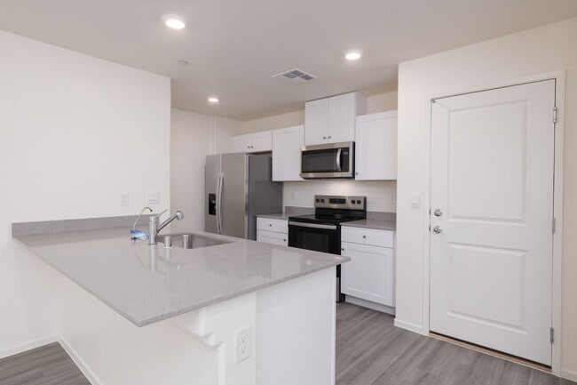 Foto del edificio - **Brand-New Townhouse – Your Fresh Start A...