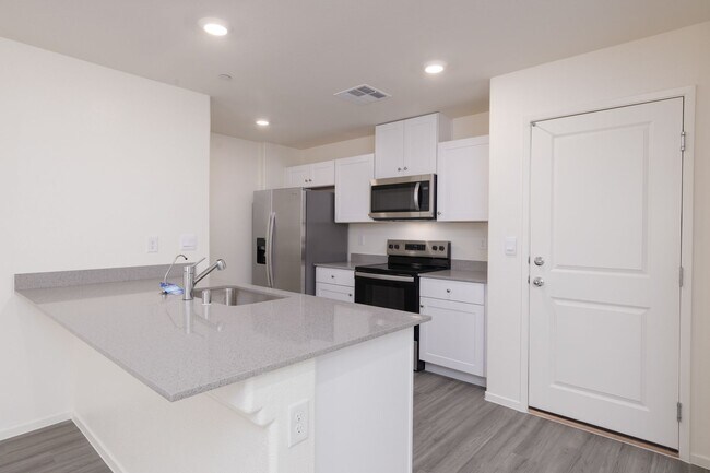 Foto del edificio - **Brand-New Townhouse – Your Fresh Start Awaits!**