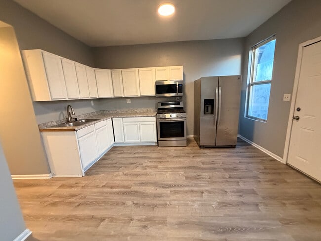 Building Photo - 3917 W Van Buren St