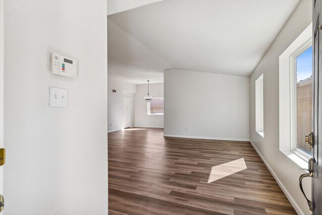 Building Photo - Single Story For Rent | Open Floor Plan | ...