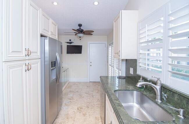 Foto del edificio - 8410 Brussels Way