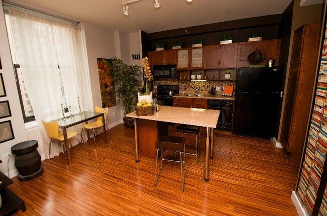 Foto del edificio - 67 E Lake St