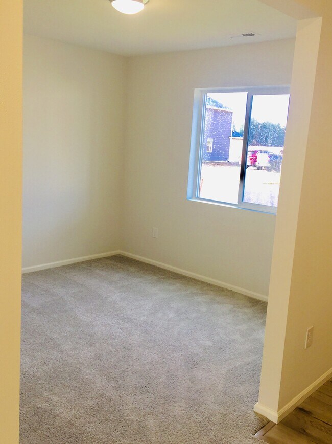 Building Photo - 9154 Silverspot Dr SE