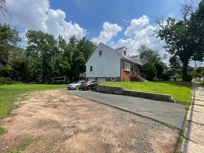 Building Photo - 1065 Sayre Rd