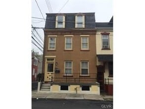 Building Photo - 924 W Chew St