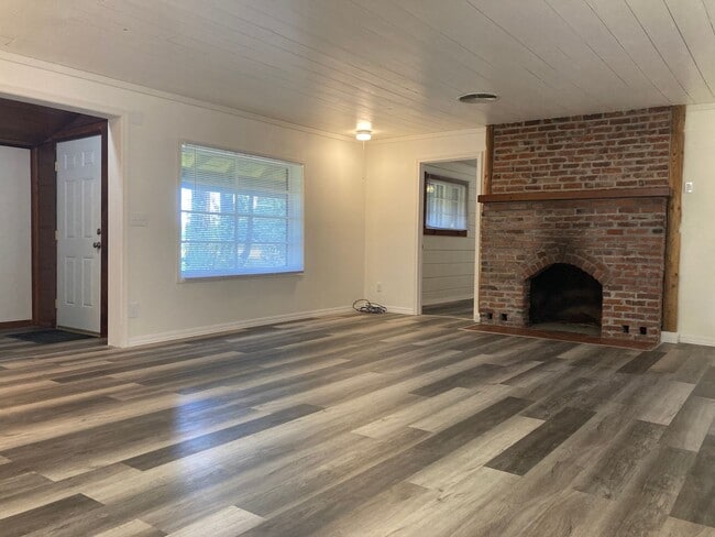 Building Photo - Large Three Bedroom on a 1+ Acre Lot