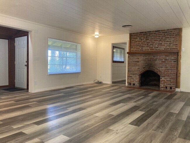 Foto del edificio - Large Three Bedroom on a 1+ Acre Lot