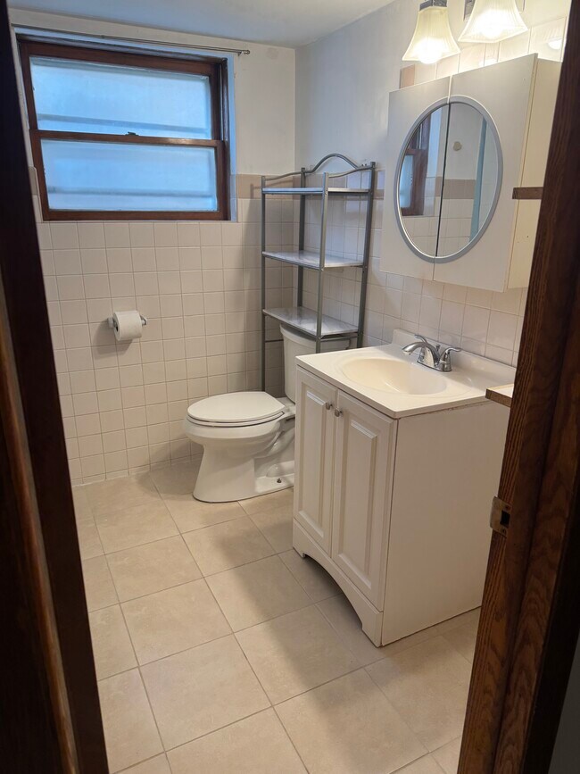 Baños - 5114 W Grace St