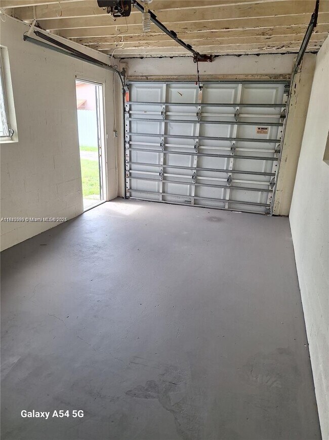 Foto del edificio - 2221 N 61st Terrace