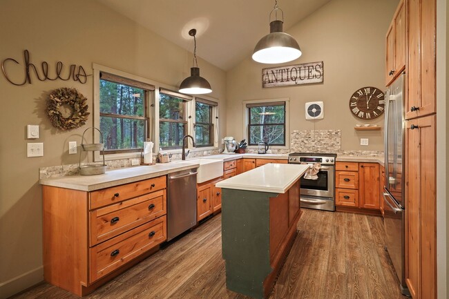 Building Photo - Unfurnished Peaceful River Retreat – Moder...