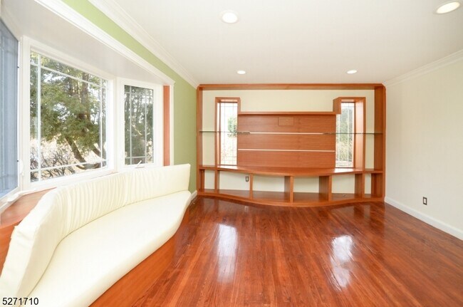Building Photo - 869 Maple Ave