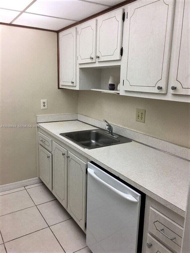 Foto del edificio - 14201 N Kendall Dr