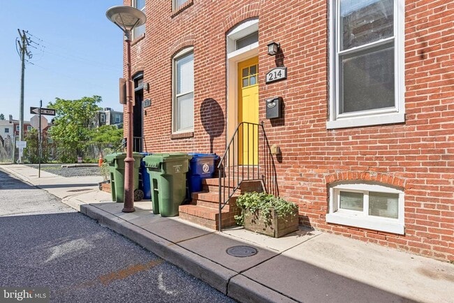 Building Photo - 214 N Madeira St