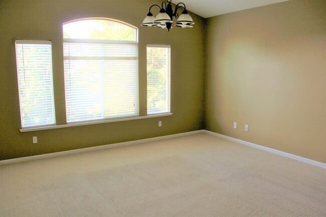 Building Photo - 2260 Vail Ct