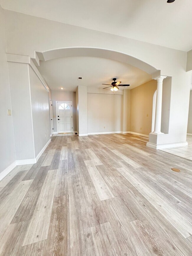 Foto del edificio - STAY COOL AND SAVE — ENJOY SOLAR-POWERED SAVINGS COMPARED TO STANDARD PG&E RATES