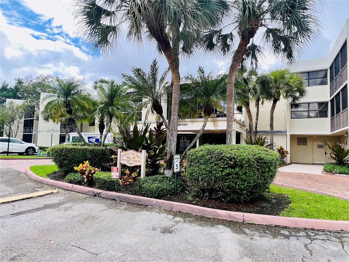 Foto principal - 491 Racquet Club Rd