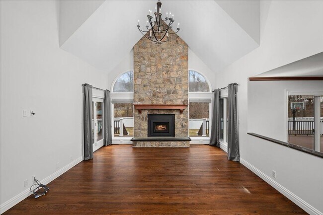 Building Photo - Spacious 4 Bedroom 4.5 Bath Rental in London Woods!