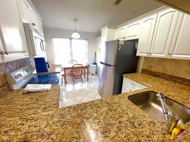 Foto del edificio - 4698 Lucerne Lakes Blvd E