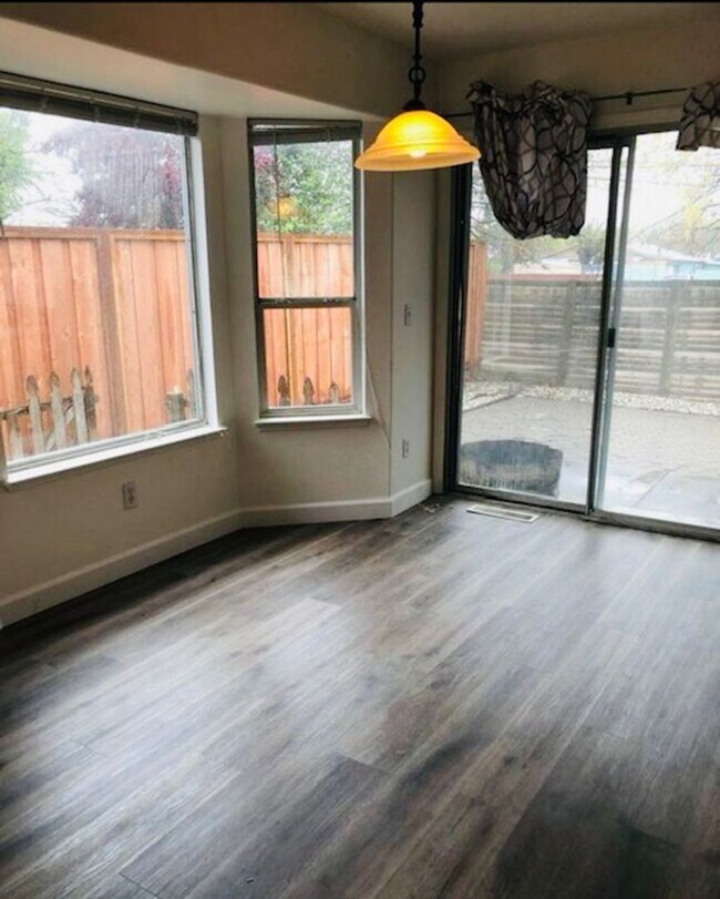 Foto del edificio - Lovely Single Level Home in Santa Rosa 3 bd/2ba with 2 Car Garage