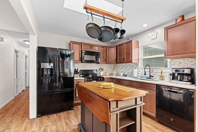 Building Photo - Beautifully updated 3 bedroom 2 bath home in Valwood