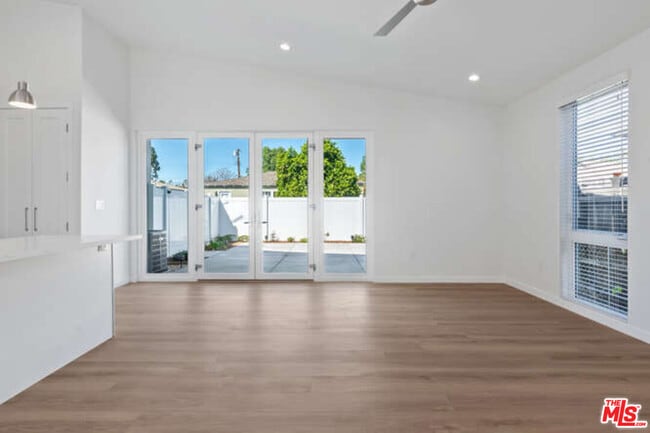 Foto del edificio - 15912 Vose St