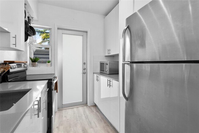 Building Photo - 641 Española Way