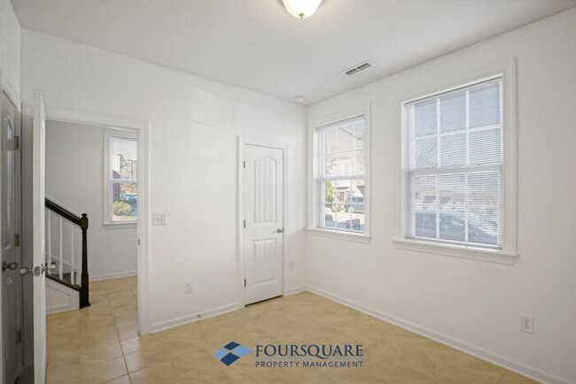 Foto del edificio - End Unit Townhome | 1st Floor Bedroom W/ F...