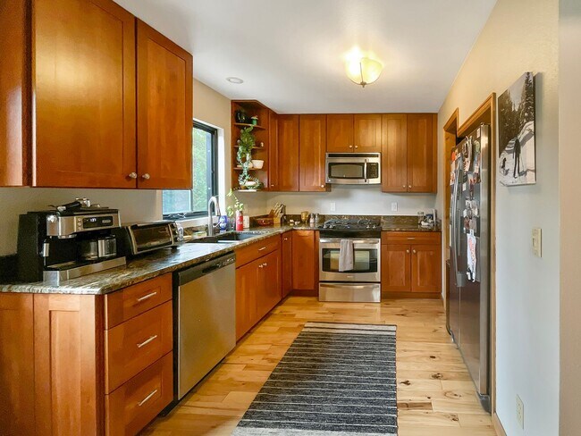 Foto del edificio - 2 Car Garage! Pets Negotiable! Two living ...