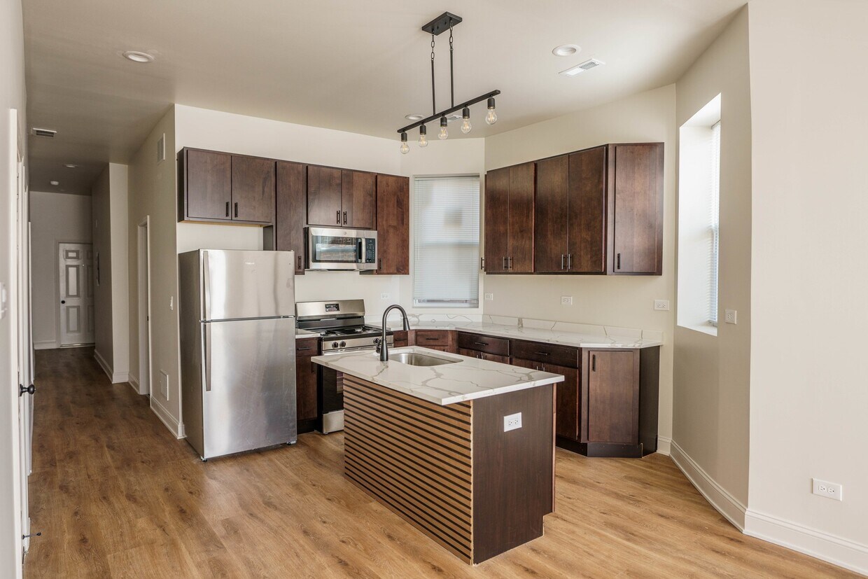 Foto principal - 6613 S Vernon Ave
